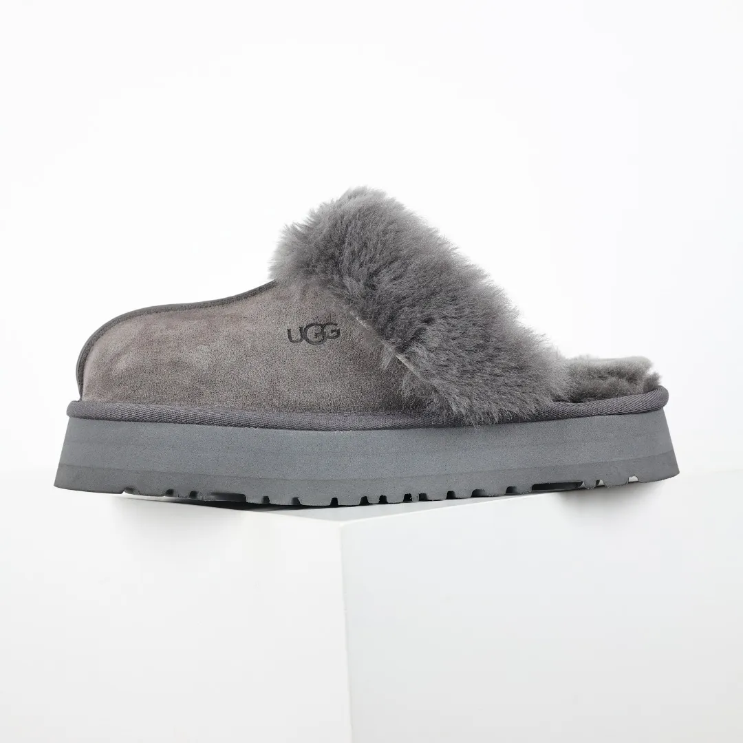 Pick up locally 💰520 Core recommendation with good price In recent years, uug has launched a series of styles, which are partially geared towards the preferences of young consumers and have also moved to the forefront of fashion trends. Shoe body material: water-repellent coated suede upper, 17mm UGGPURE™ implanted wool insole, lightweight non-slip and comfortable rubber outsole, with brand LOGO and trademark, with full packaging Size: 35 36 37 38 39 40